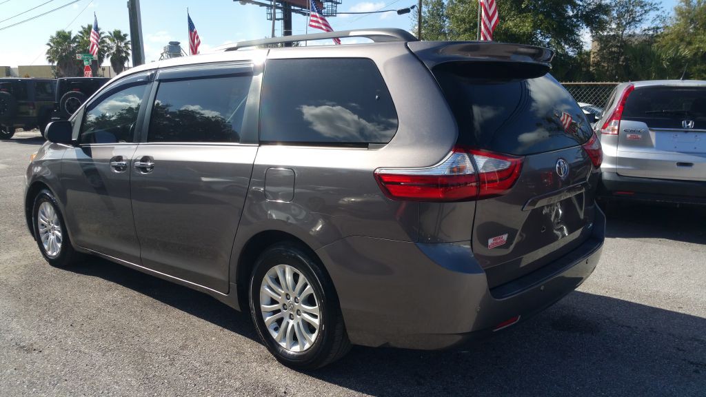 2016 Toyota Sienna Image 38