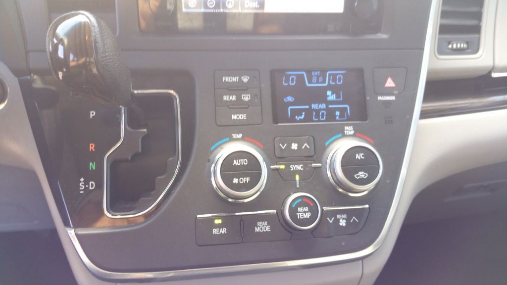 2016 Toyota Sienna Image 45