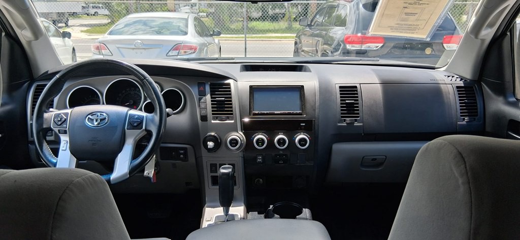2015 Toyota Sequoia Image 9