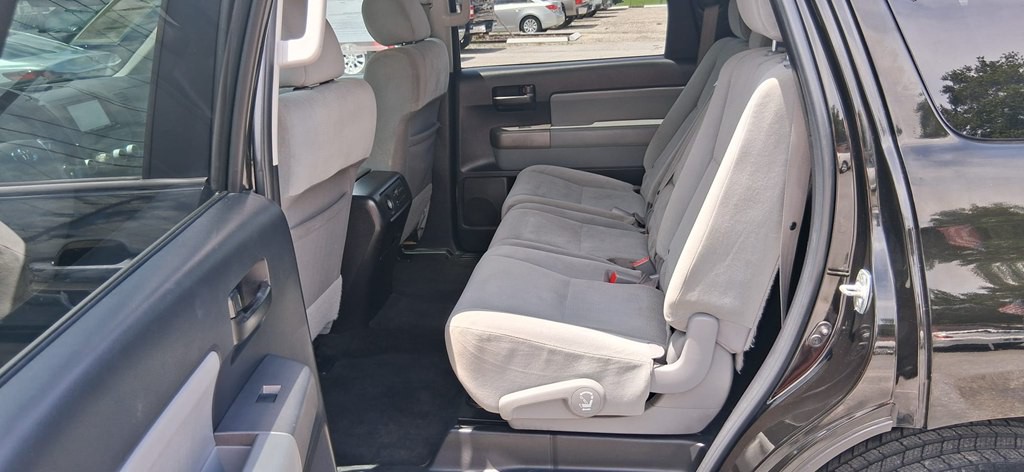 2015 Toyota Sequoia Image 16