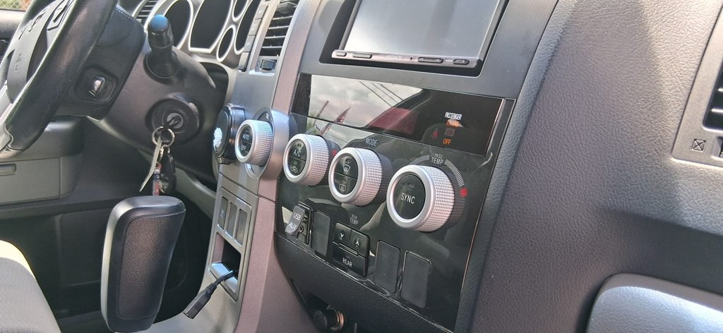 2015 Toyota Sequoia Image 18