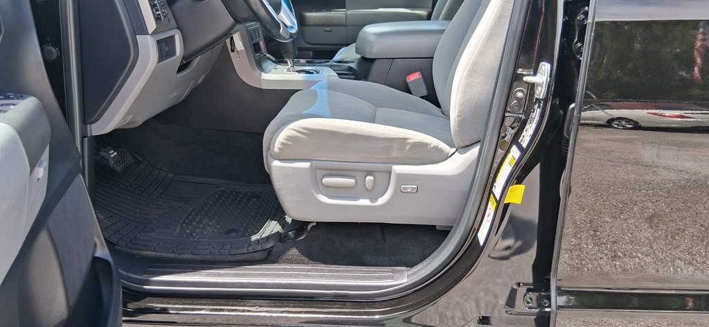 2015 Toyota Sequoia Image 21