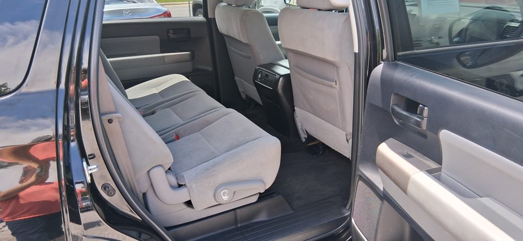 2015 Toyota Sequoia Image 29