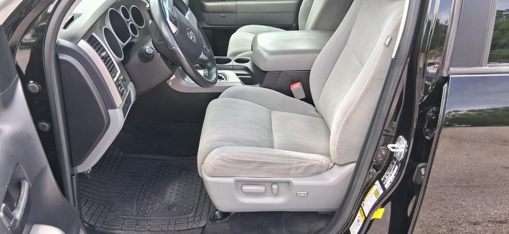 2015 Toyota Sequoia Image 31