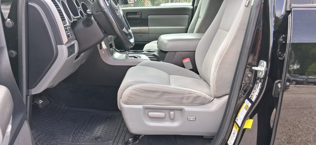 2015 Toyota Sequoia Image 32