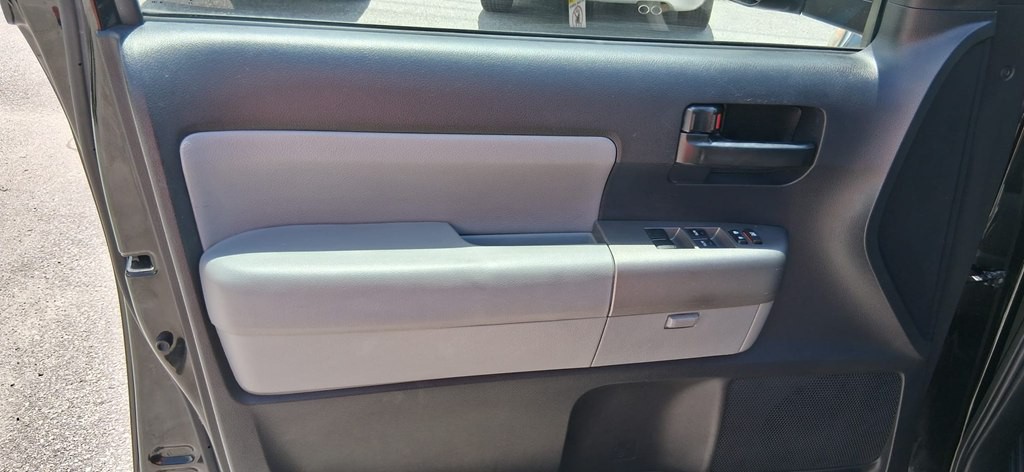 2015 Toyota Sequoia Image 35