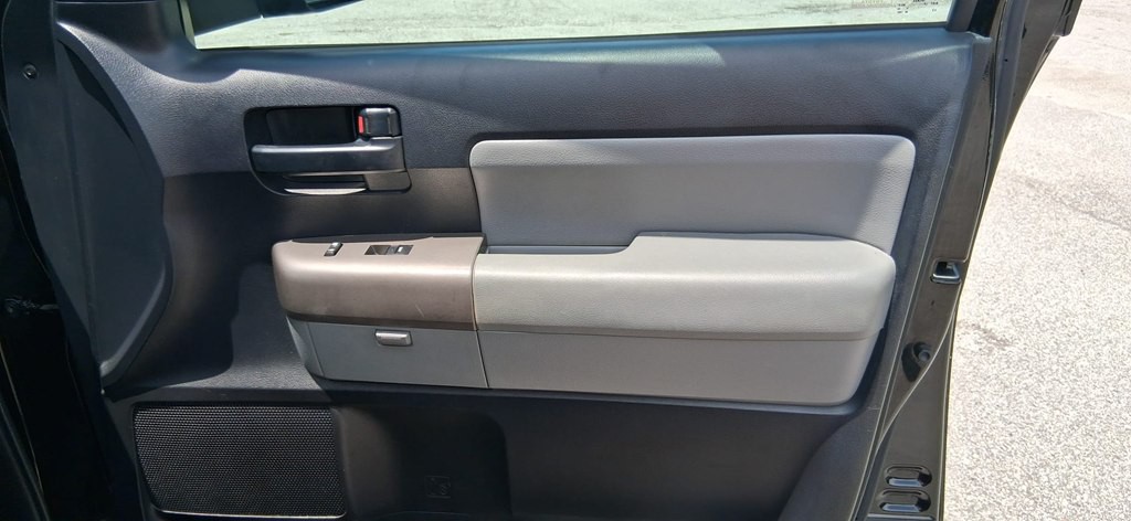 2015 Toyota Sequoia Image 36