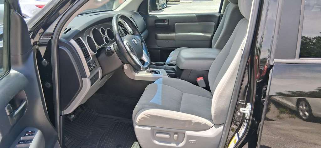 2015 Toyota Sequoia Image 13