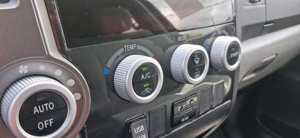 2015 Toyota Sequoia Image 17