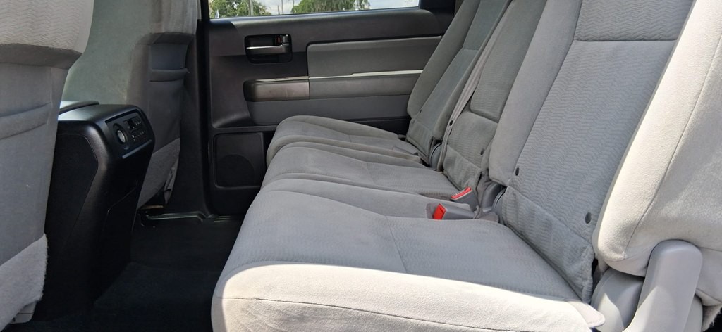 2015 Toyota Sequoia Image 21