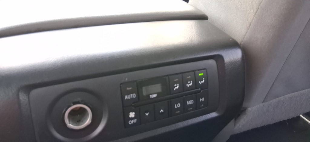 2015 Toyota Sequoia Image 23