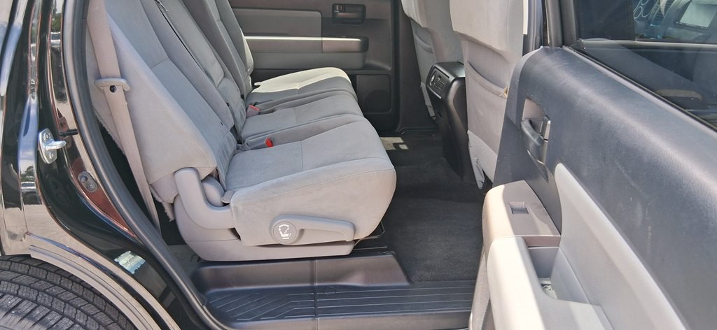 2015 Toyota Sequoia Image 26