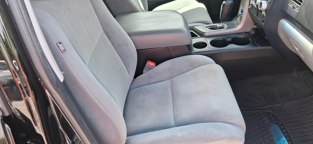 2015 Toyota Sequoia Image 28