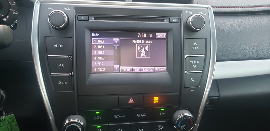 2016 Toyota Camry Image 18