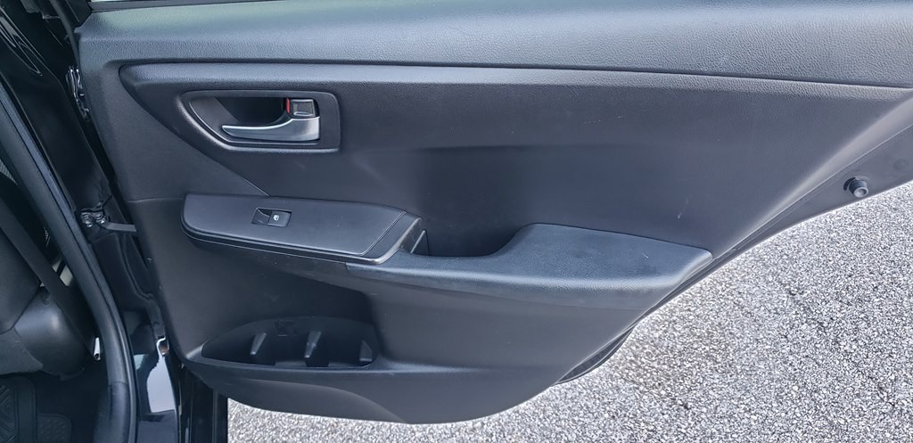 2016 Toyota Camry Image 32