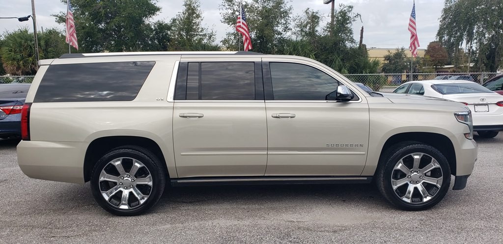 2015 Chevrolet Suburban Image 3