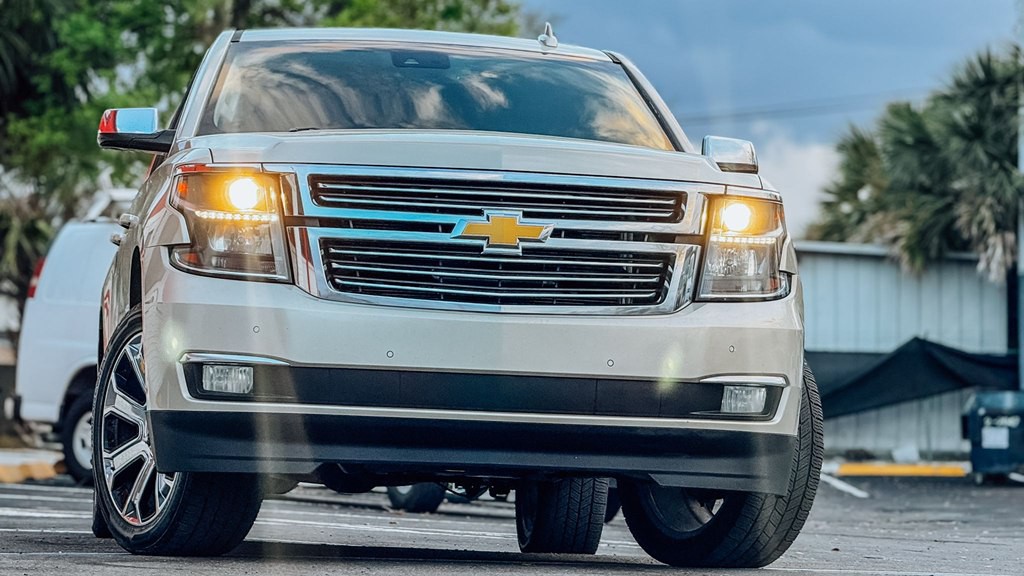 2015 Chevrolet Suburban Image 2