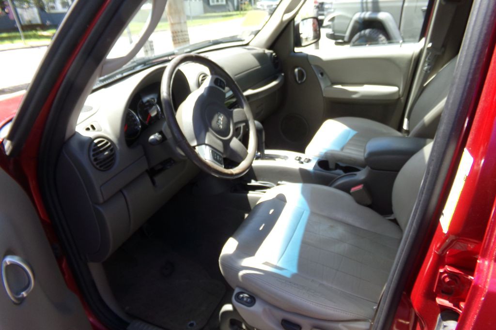 2005 Jeep Liberty Image 9