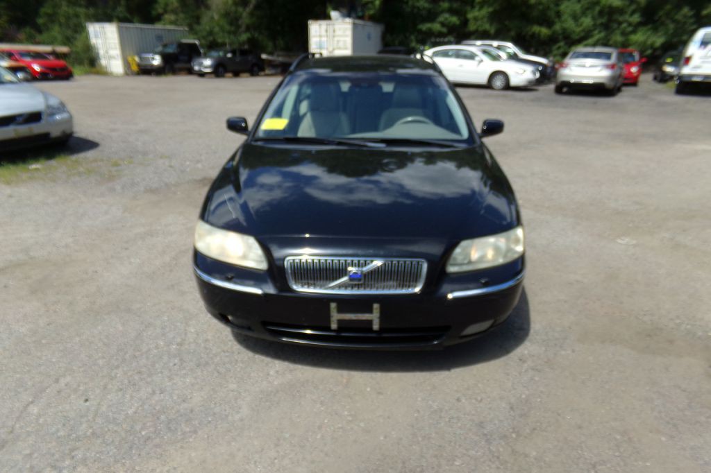 2005 Volvo V70 Image 2