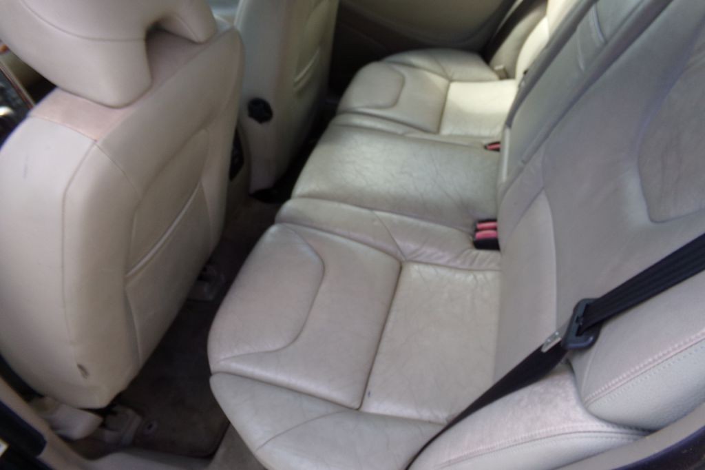 2005 Volvo V70 Image 9