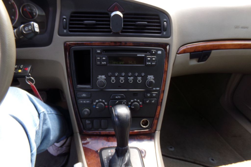 2005 Volvo V70 Image 10