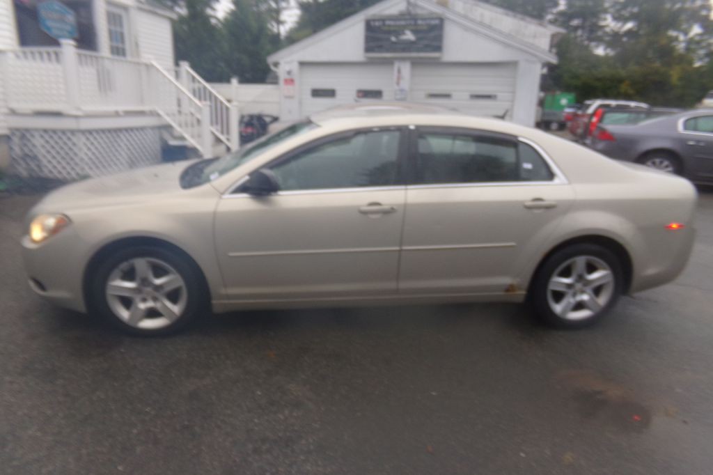 2011 Chevrolet Malibu Image 2