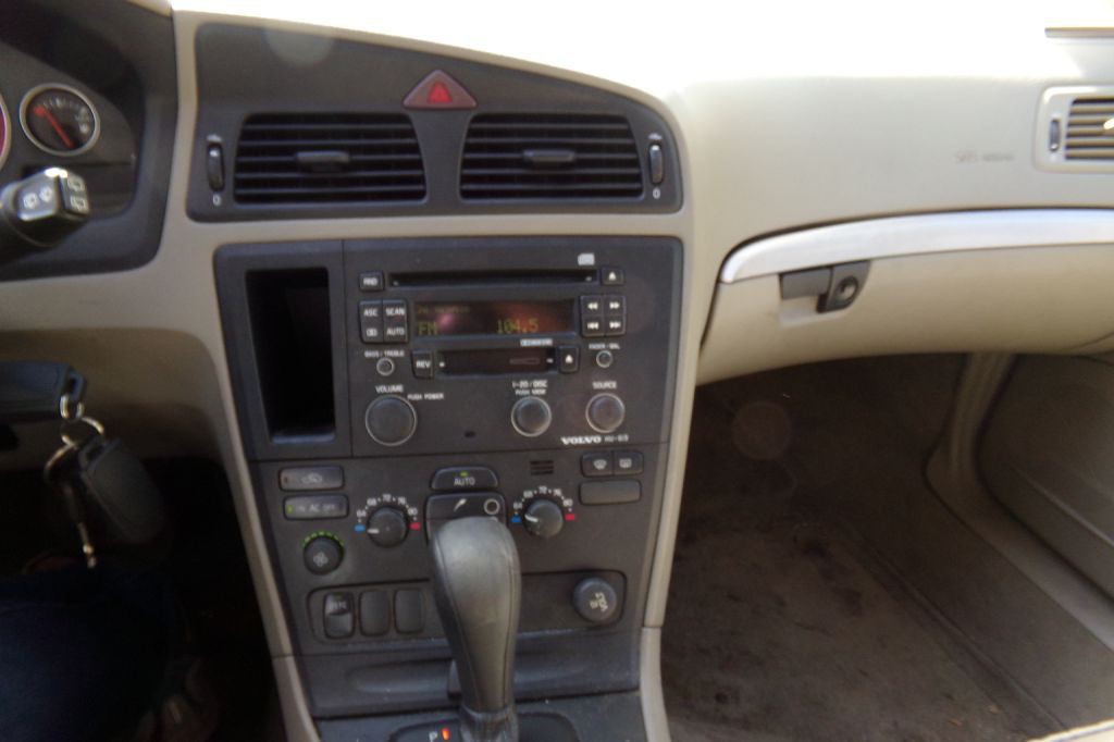 2004 Volvo V70 Image 10
