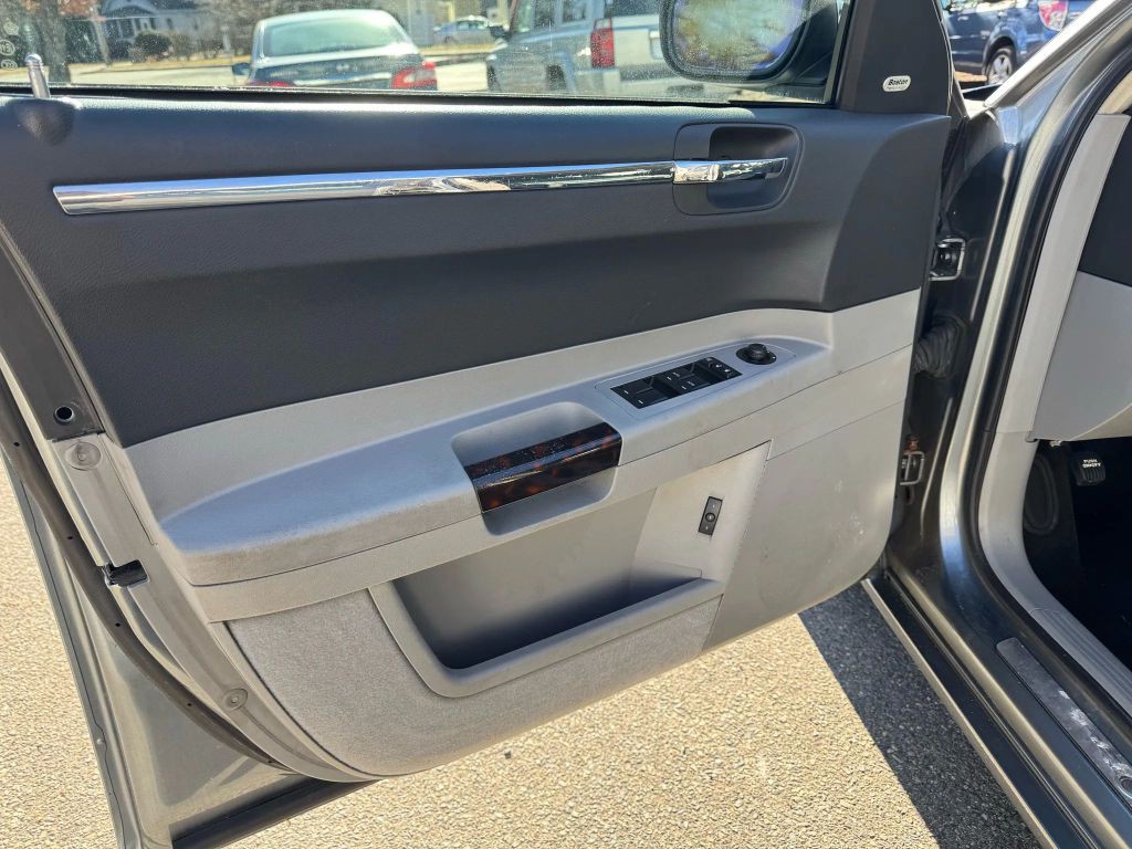 2007 Chrysler 300 Image 12