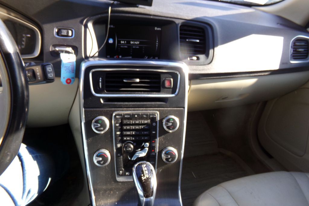 2015 Volvo V60 Image 11