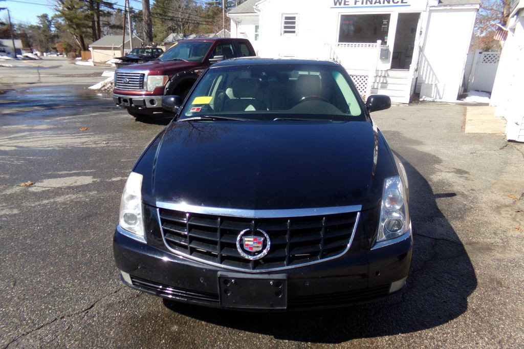2010 Cadillac DTS Image 2