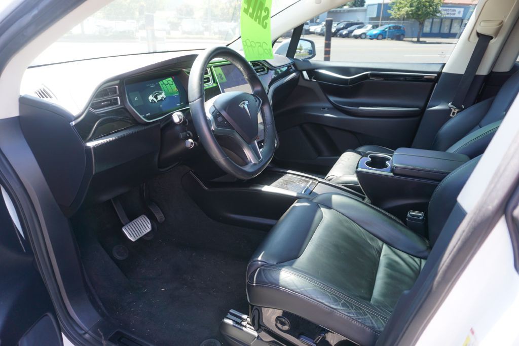 2016 Tesla Model X Image 9