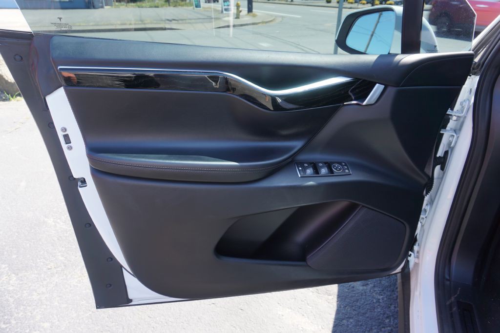 2016 Tesla Model X Image 10