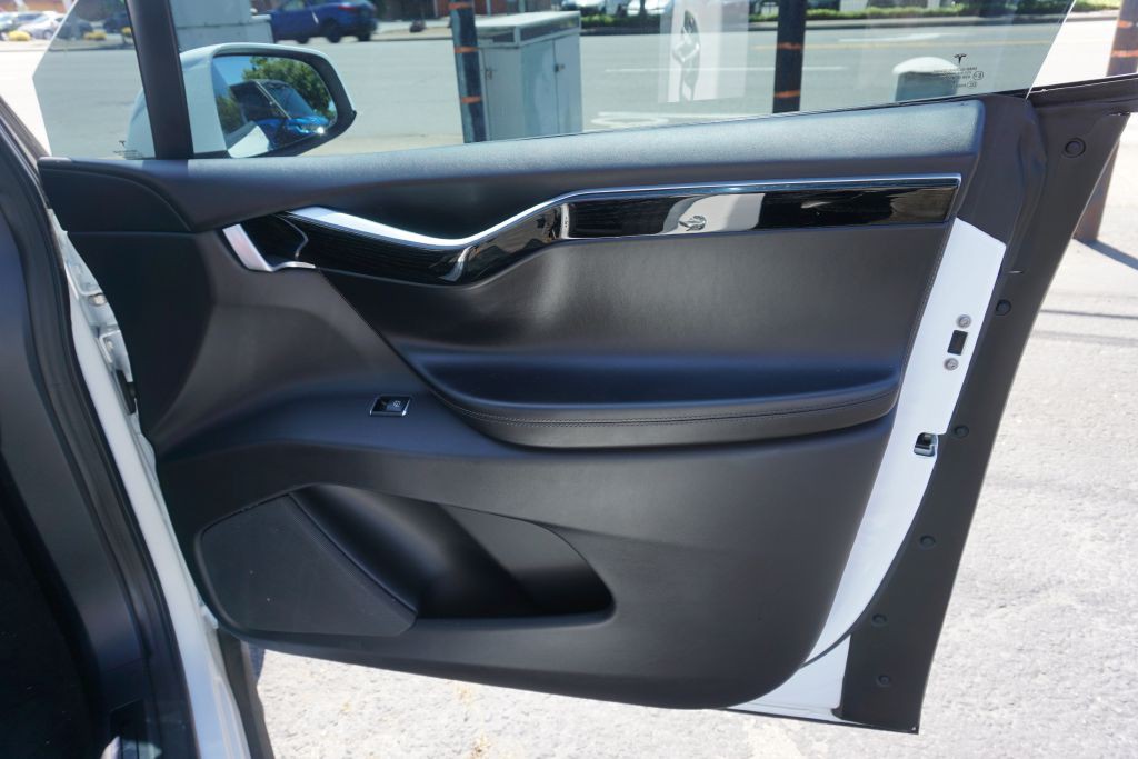 2016 Tesla Model X Image 12