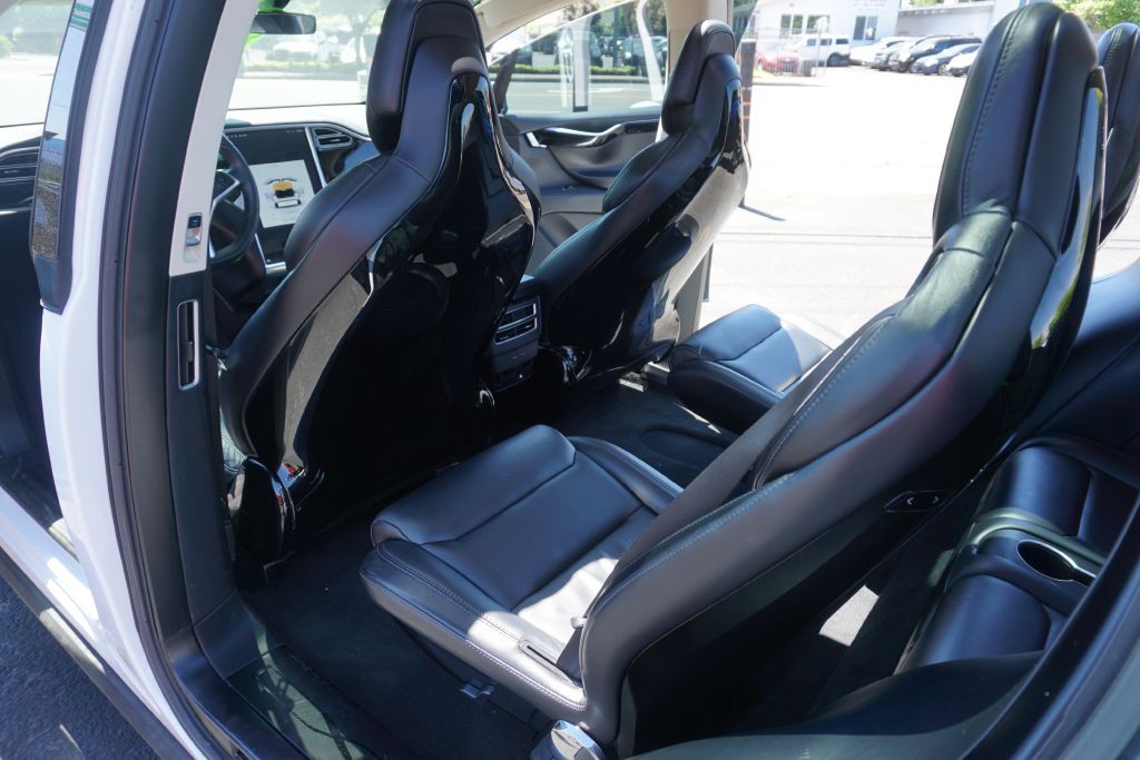 2016 Tesla Model X Image 15