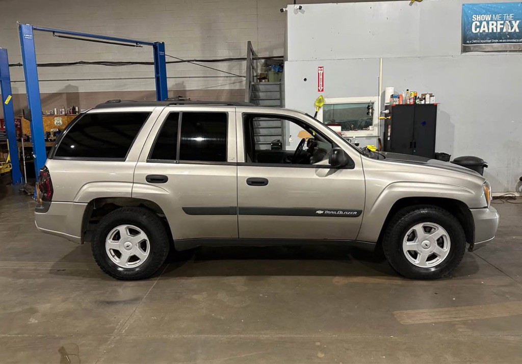 2003 Chevrolet Trailblazer Image 2
