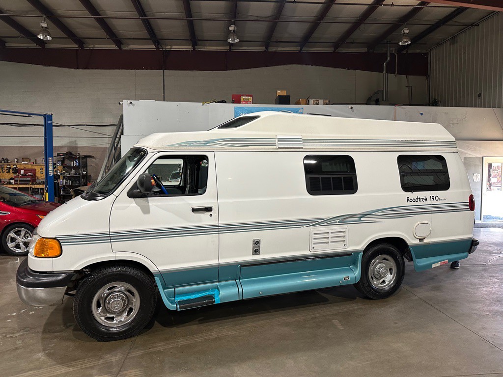 2001 Dodge Ram Van Image 2