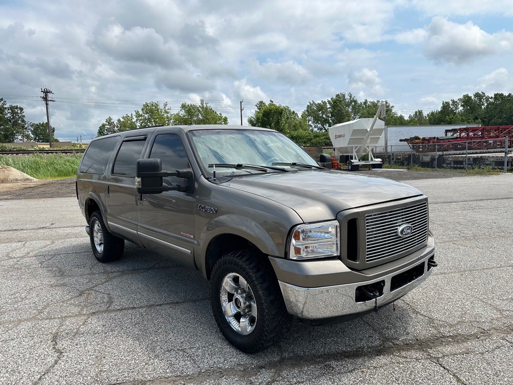 2004 Ford Excursion Image 2