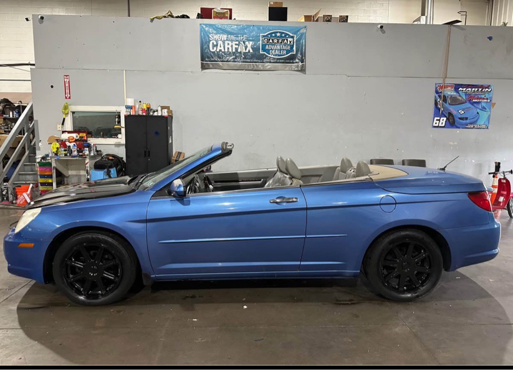 2008 Chrysler Sebring Image 2