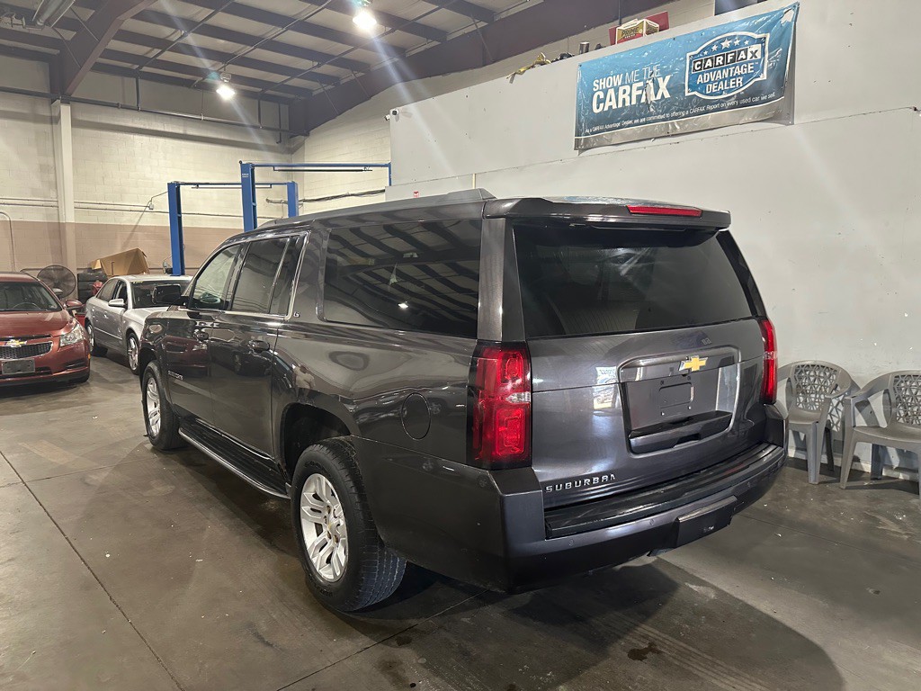 2016 Chevrolet Suburban Image 2