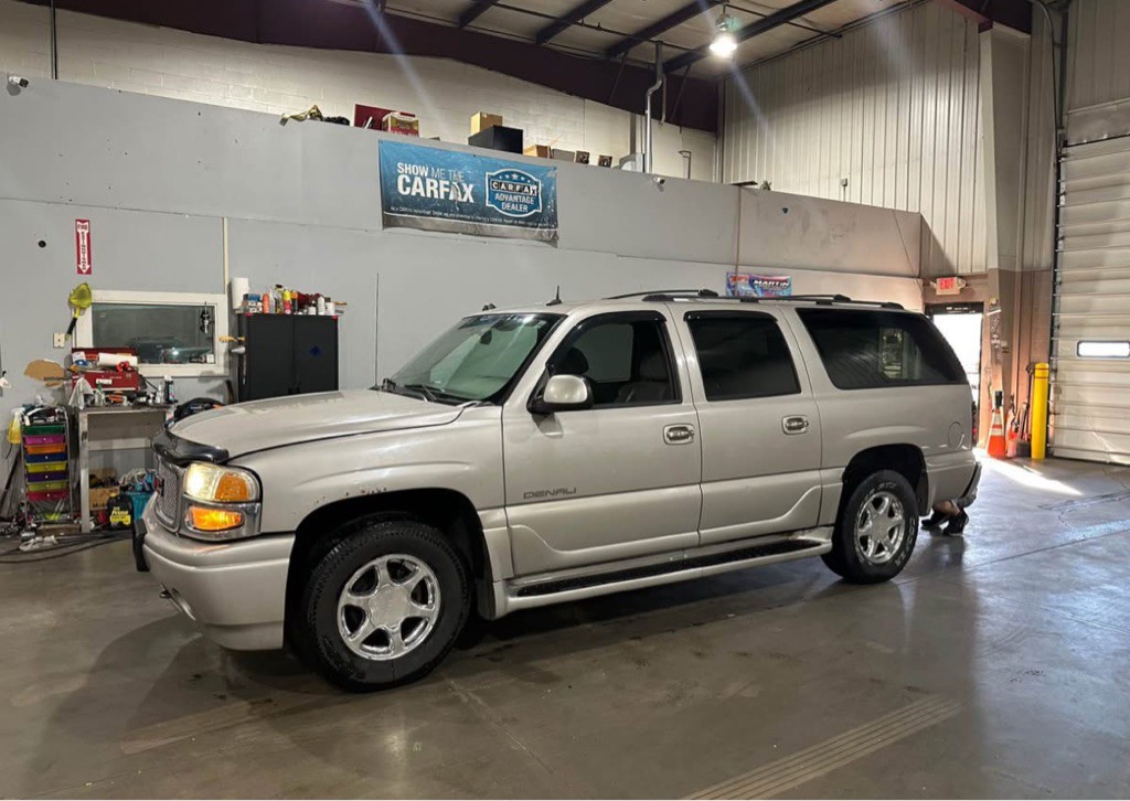 2004 GMC Yukon Image 2