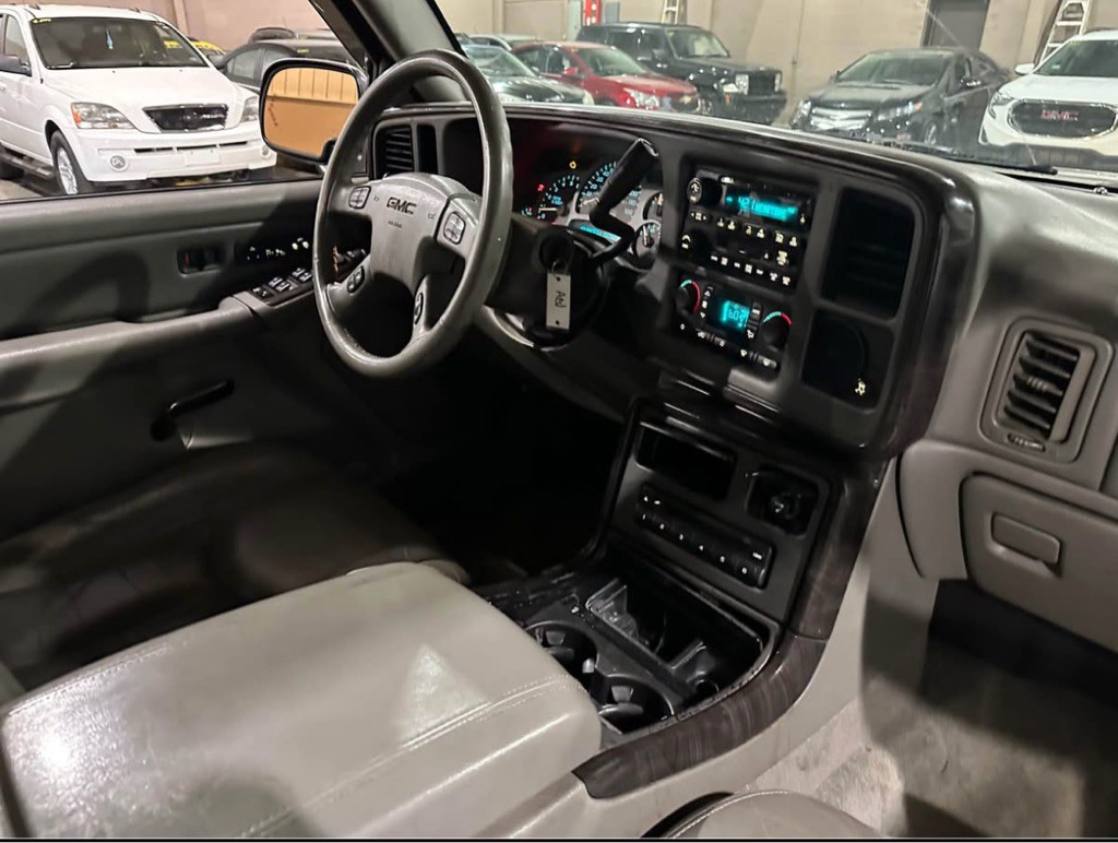 2004 GMC Yukon Image 8