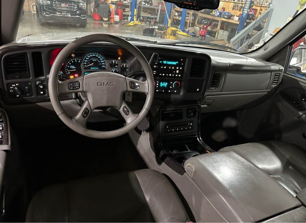 2004 GMC Yukon Image 13