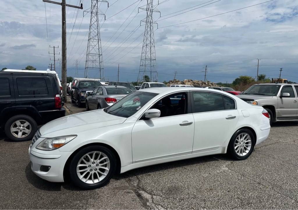 2011 Hyundai Genesis Image 2