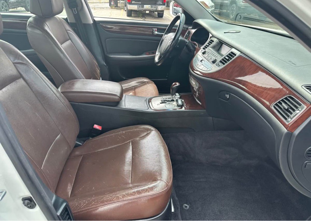 2011 Hyundai Genesis Image 11