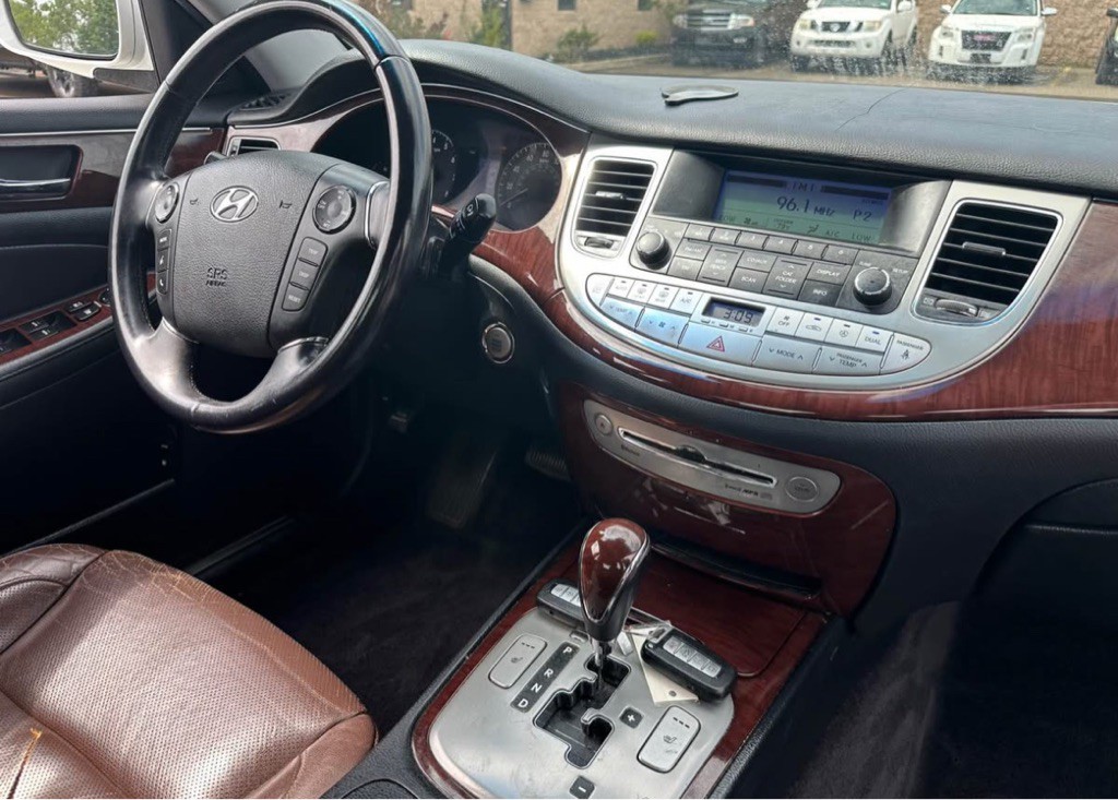 2011 Hyundai Genesis Image 12