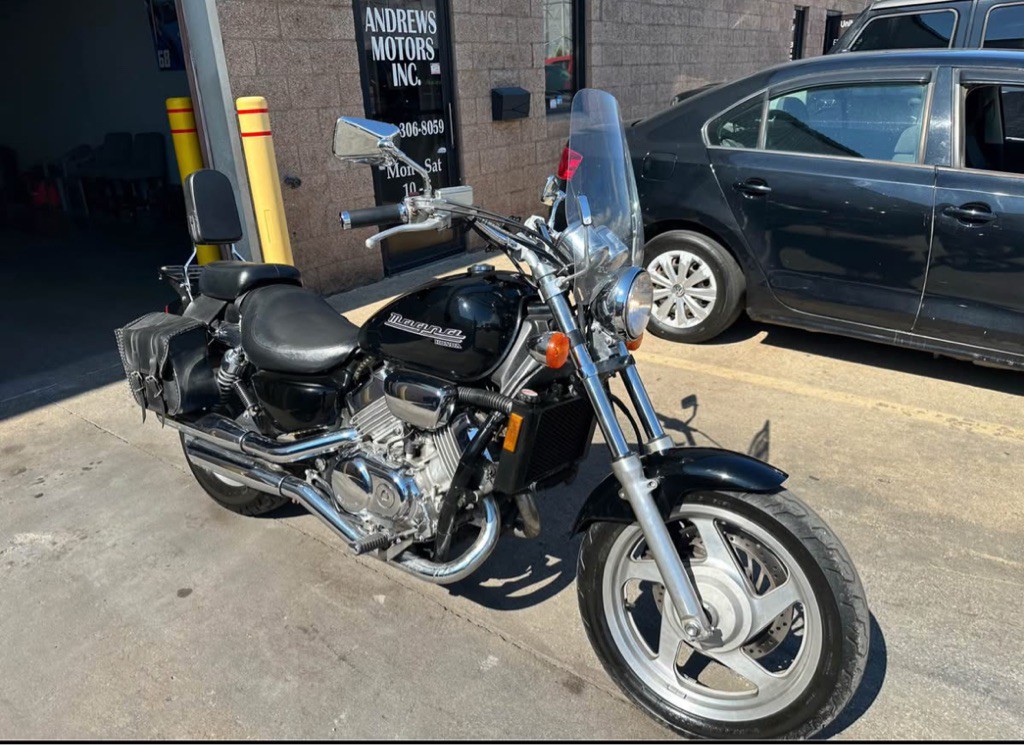 2002 Honda VF750C Magna Image 1