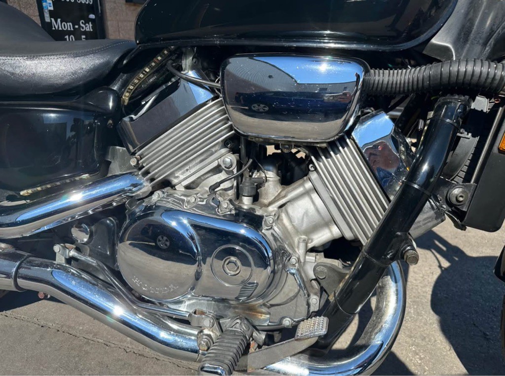 2002 Honda VF750C Magna Image 9