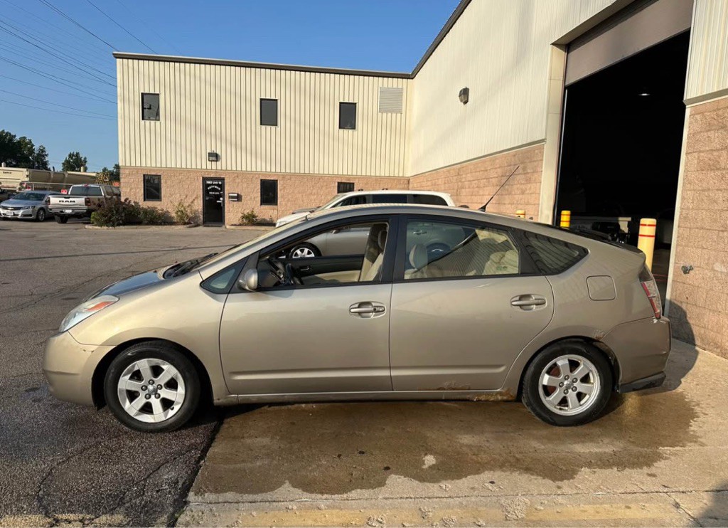 2004 Toyota Prius Image 2