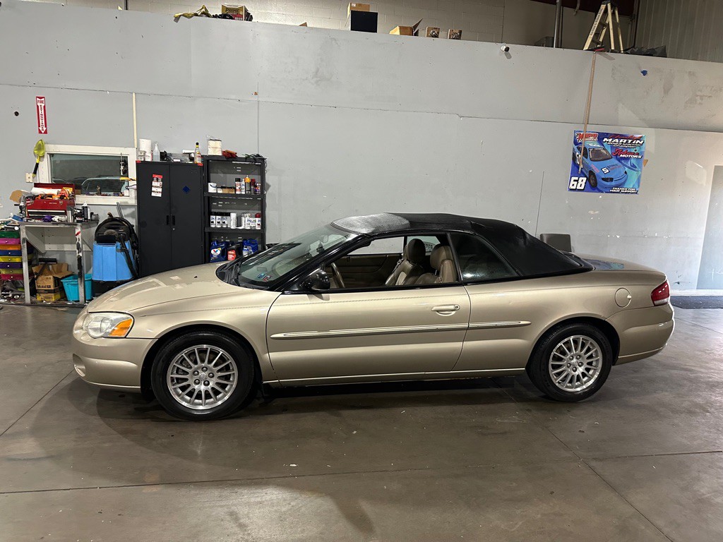 2004 Chrysler Sebring Image 2