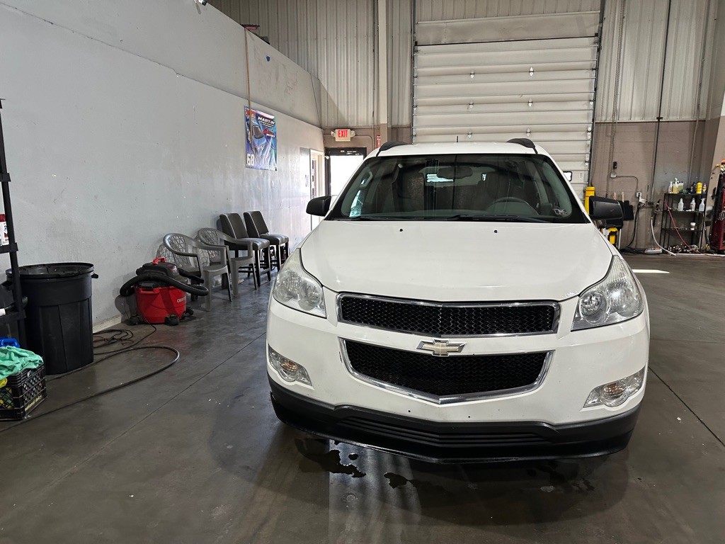 2011 Chevrolet Traverse Image 2